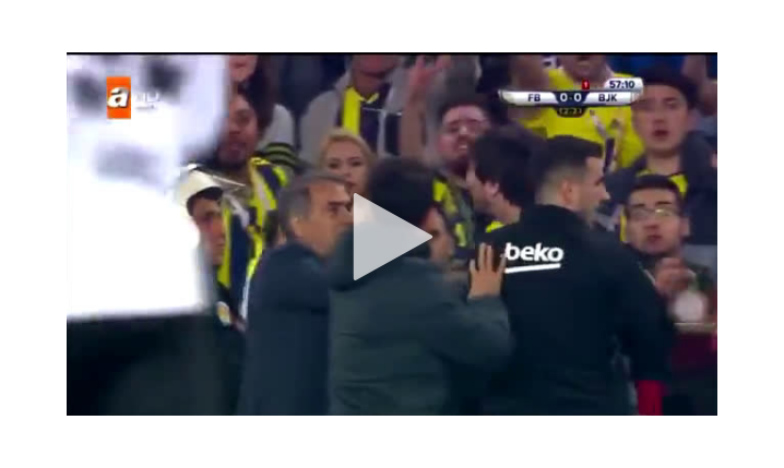 Kibice Fenerbahce rzucają (prawdopodobnie) krzesełkiem w trenera Besiktasu. MECZ PRZERWANY [VIDEO]